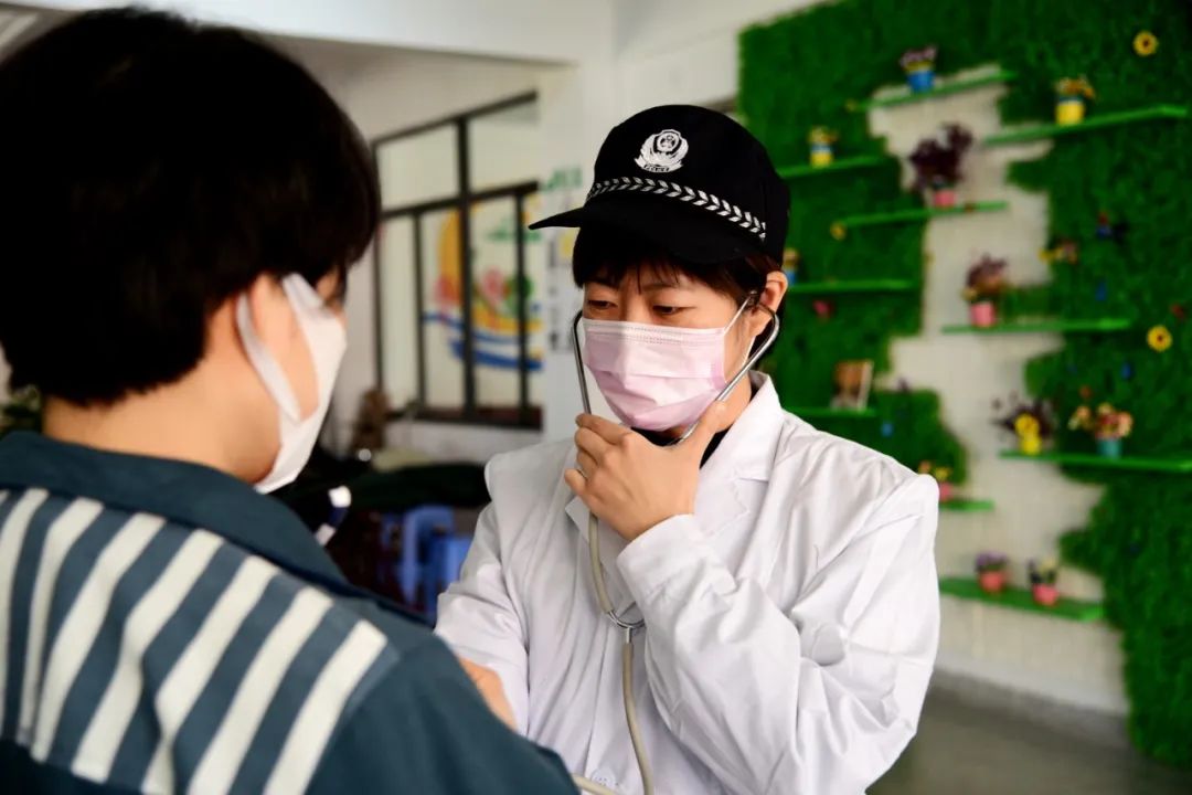 战疫里的力量,战疫前线他们用身躯筑牢防控防线