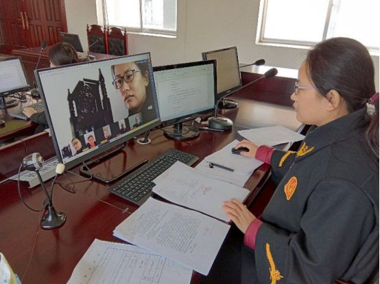 巾帼勇担当疫线绽芳华致敬女神,疫路芳华