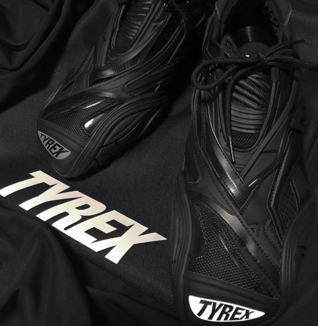 穿了两只不同鞋子发朋友圈,发现时髦的女人都在穿这3双鞋