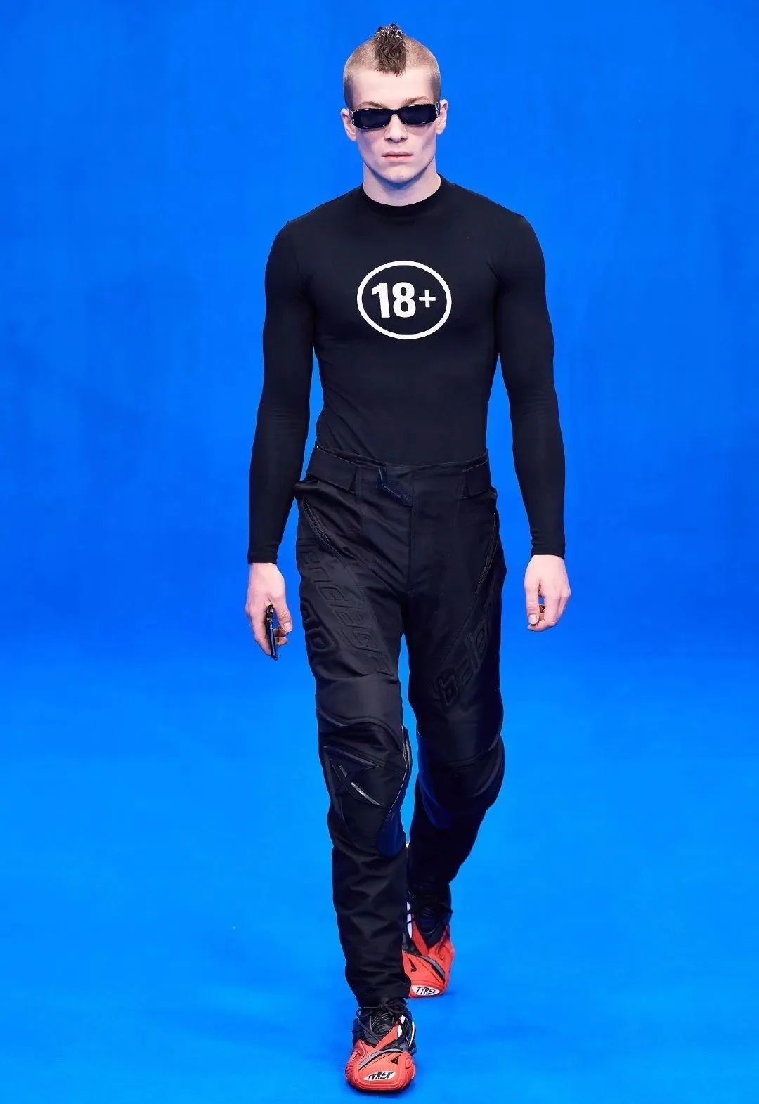 发现时髦的女人都在穿这3双鞋,穿了两只不同鞋子发朋友圈