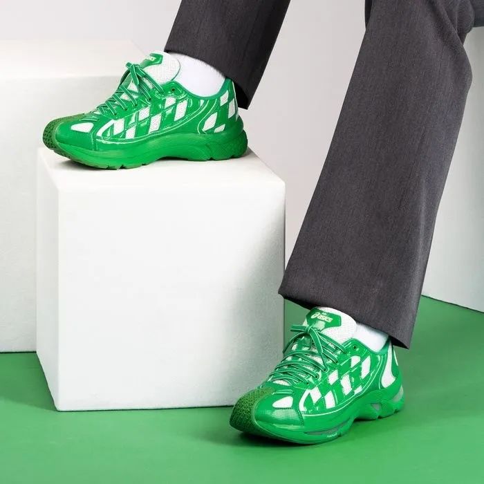 发现时髦的女人都在穿这3双鞋,穿了两只不同鞋子发朋友圈