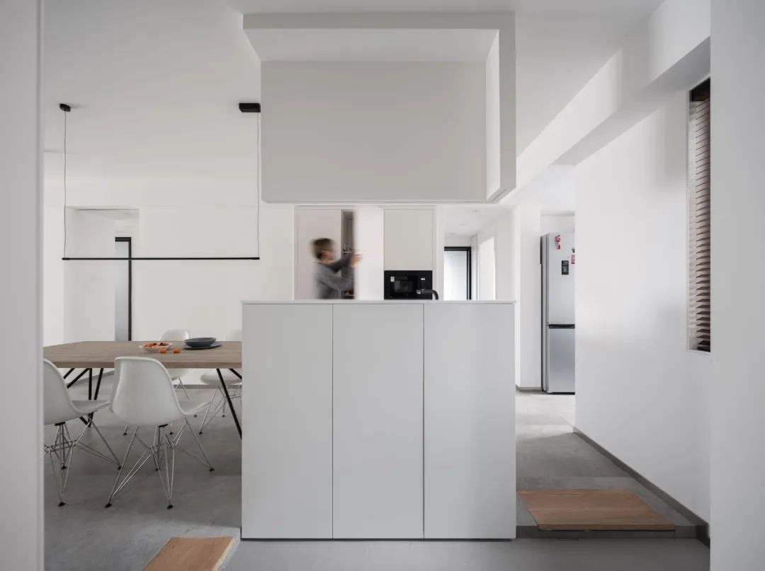 入门玄关连着小房间不浪费空间,现代化两边不靠墙入户玄关实用