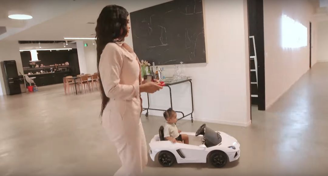 2岁穿高定、LV定制小零食...跟她比李湘王菲的闺女也只是平民…