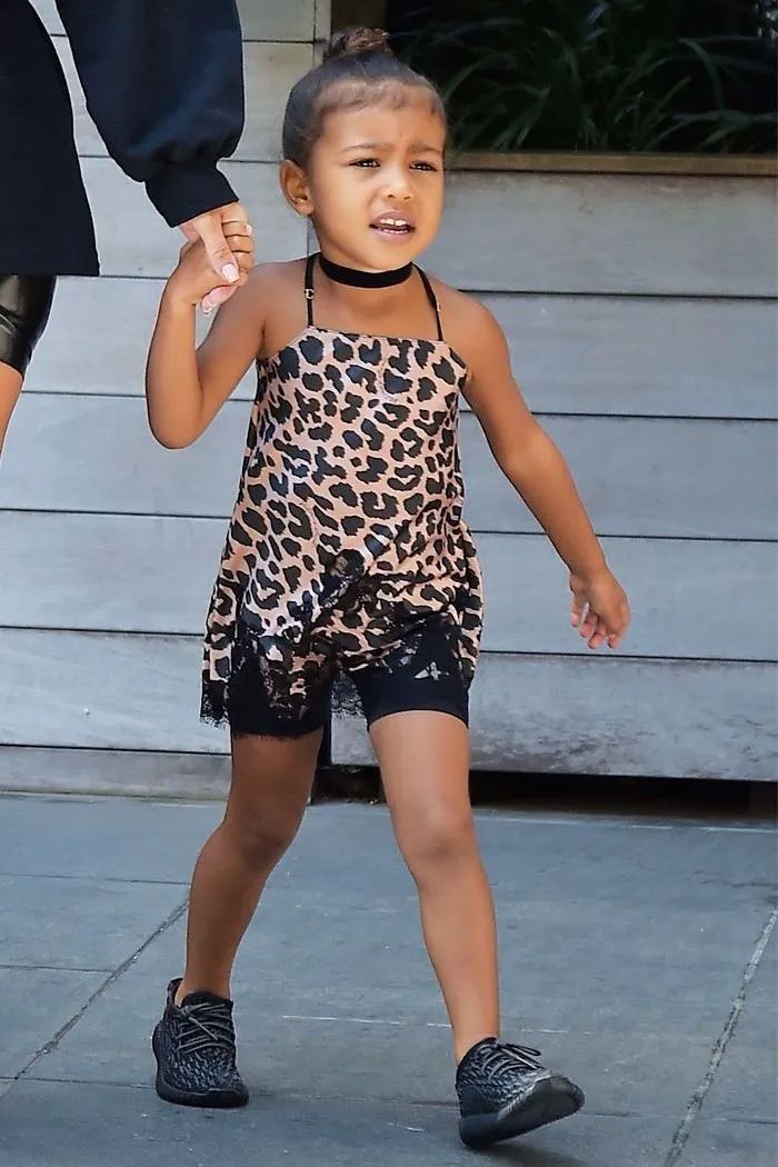 2岁穿高定、LV定制小零食...跟她比李湘王菲的闺女也只是平民…