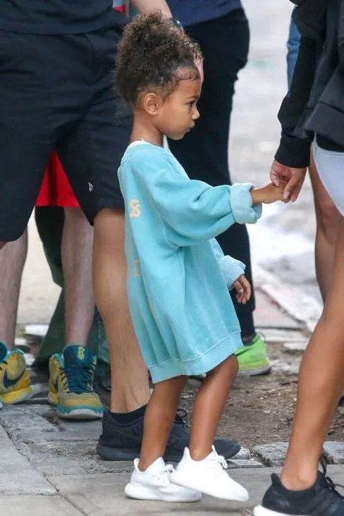 2岁穿高定、LV定制小零食...跟她比李湘王菲的闺女也只是平民…