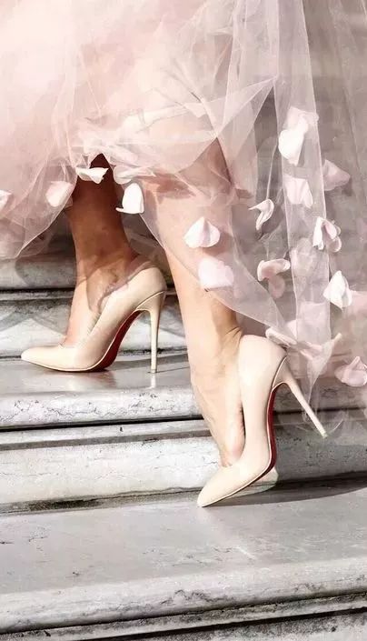 “如果没有一双CL红底鞋，就不要说自己时髦”