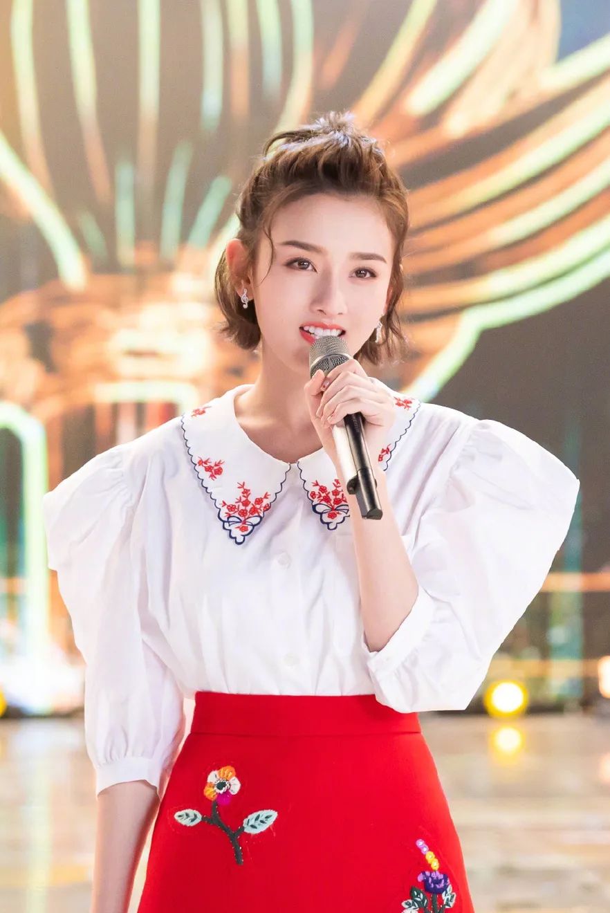 今年的自信就指着领子了