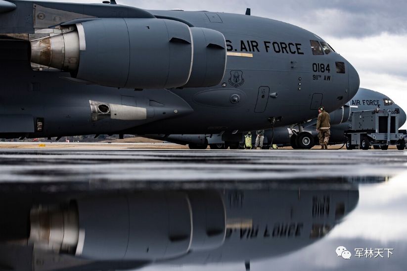 美军福利真多，官兵和家属可搭乘*用军**运输机，跟着装甲车去旅行，新冠病毒一来被迫暂停