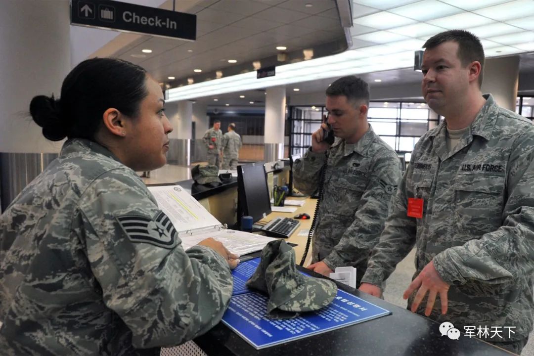 美军福利真多，官兵和家属可搭乘*用军**运输机，跟着装甲车去旅行，新冠病毒一来被迫暂停