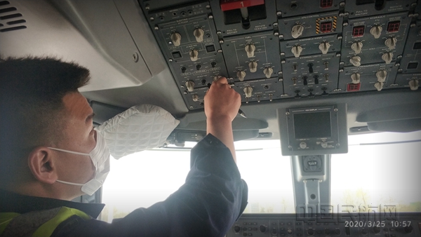 贵州援鄂医疗队出征飞机上,贵州返黔援鄂医疗队