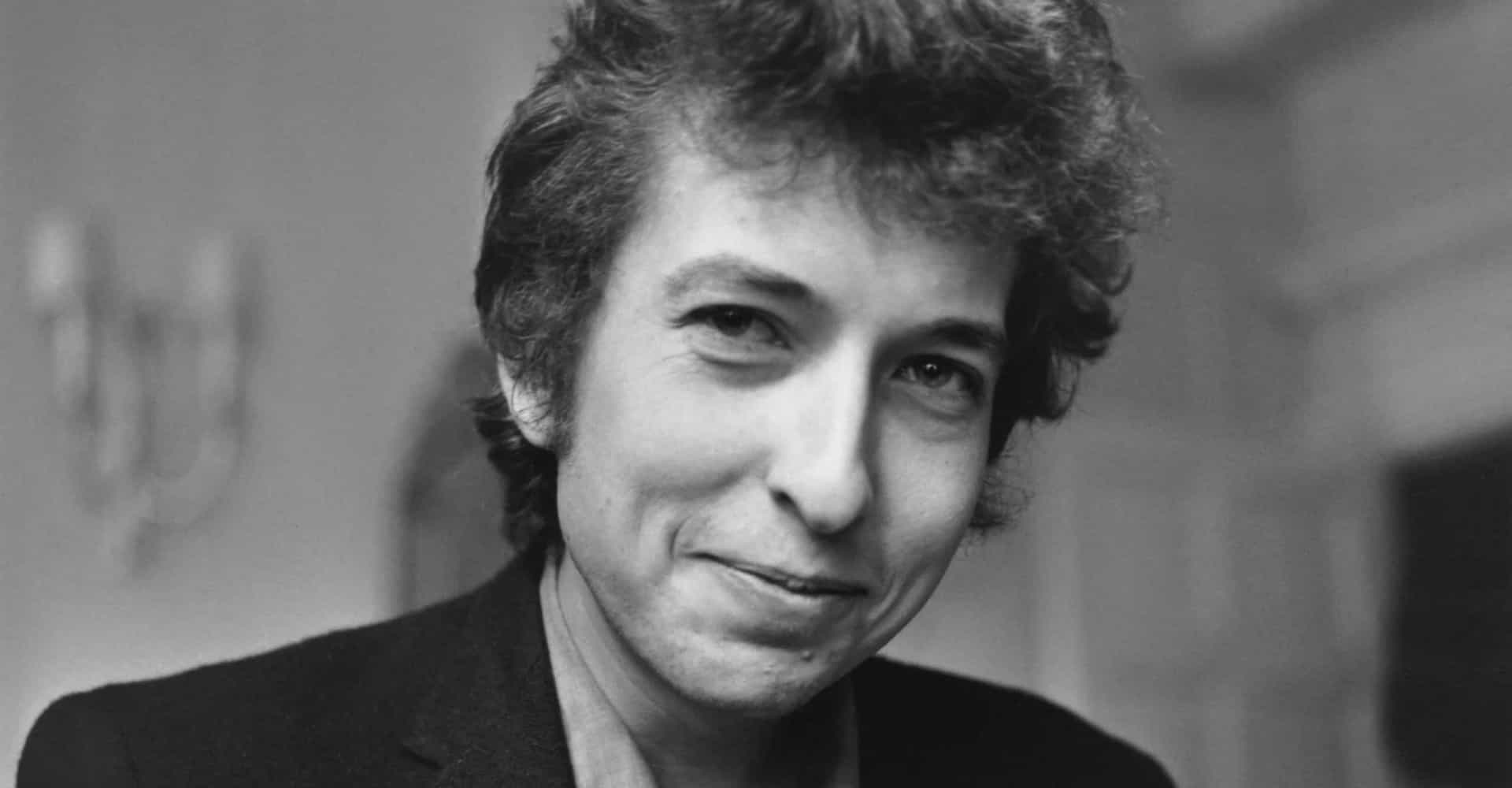 JAL废止着装规定，《PLAYBOY》纸版成绝唱，鲍勃·迪伦发新歌