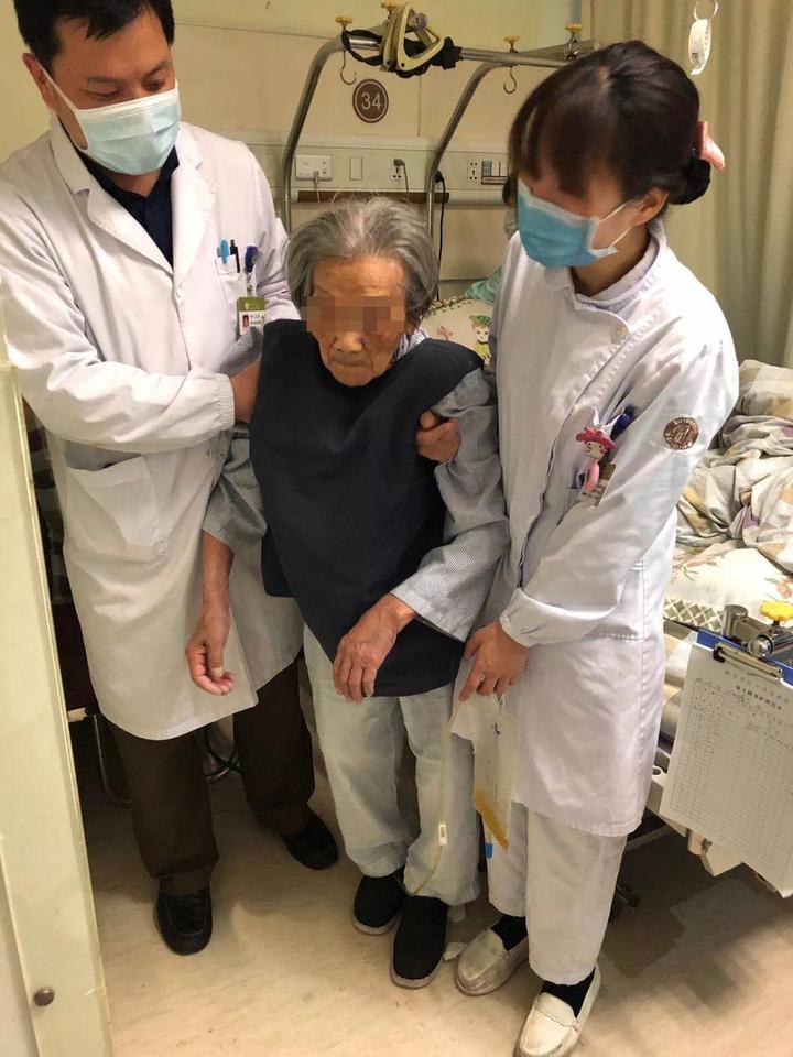 杭州99岁老太摔倒,杭州90岁老奶奶摔倒