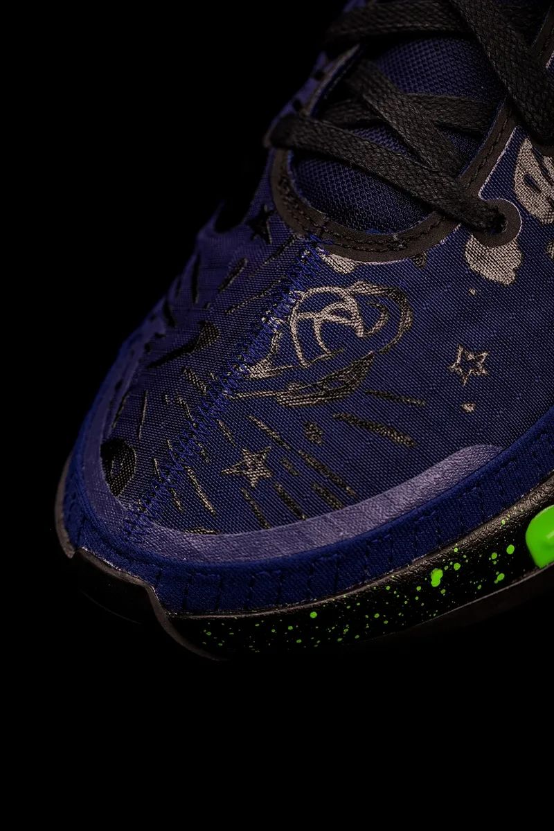 耐克新款亮眼,耐克夜光涂鸦测评