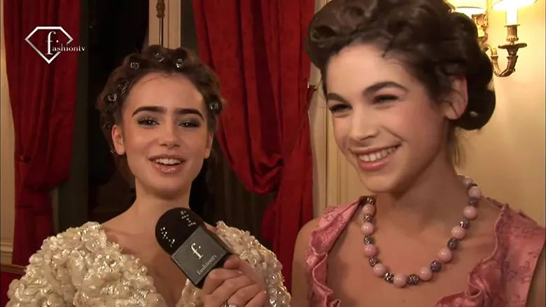 种草鹅的穿搭图片,lilycollins粉色大衣