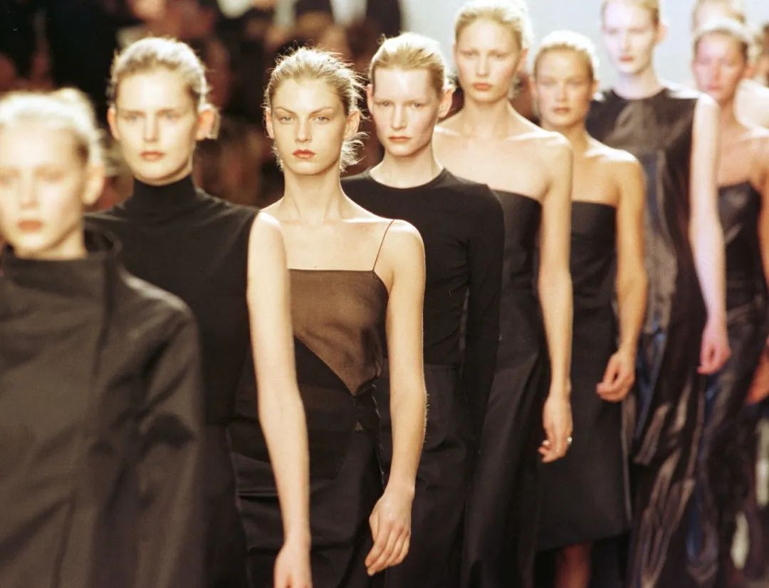 41岁妖孽超模养鸡种田,凭一张动图霸屏15年:原来这只老狐狸,早已修成了仙