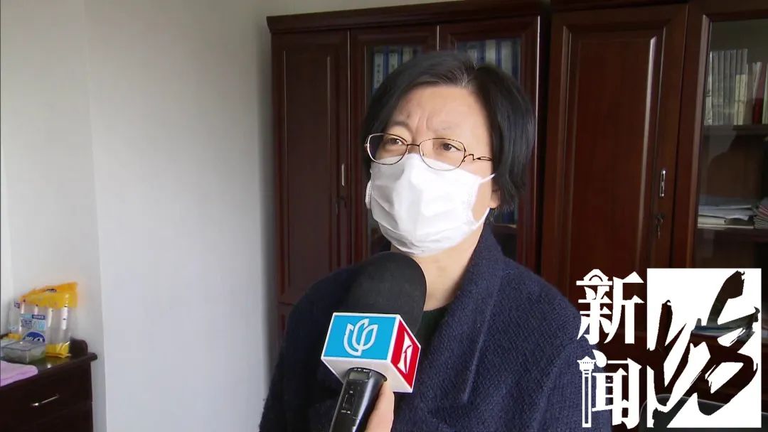 对着你吐痰的老头怎么治,上海一老人每天朝邻居家吐痰