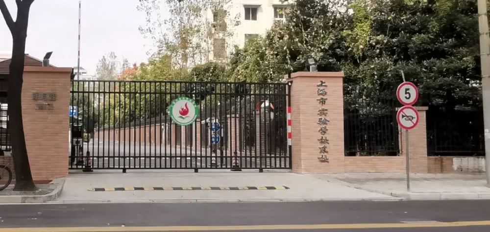 上海太魔幻！最高一套8000万，戴口罩排队抢豪宅，竟然打起来了！贫穷又限制了我的想象