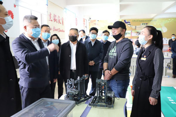 副省长王世杰到都匀四小调研青少年科学素质提升实施情况
