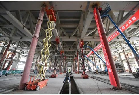 在“战疫”中亮绝活——北京冬奥会主新闻中心完成国内最大规模钢结构桁架卸载