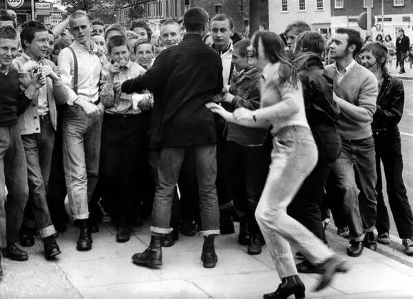 马丁博士和马丁大夫有区别吗,马丁博士的八孔马丁靴有什么区别