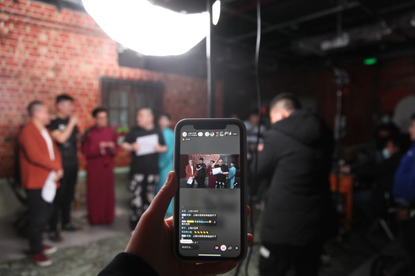 文明虹口｜品欢文艺志愿服务队，用笑声服务申城百姓