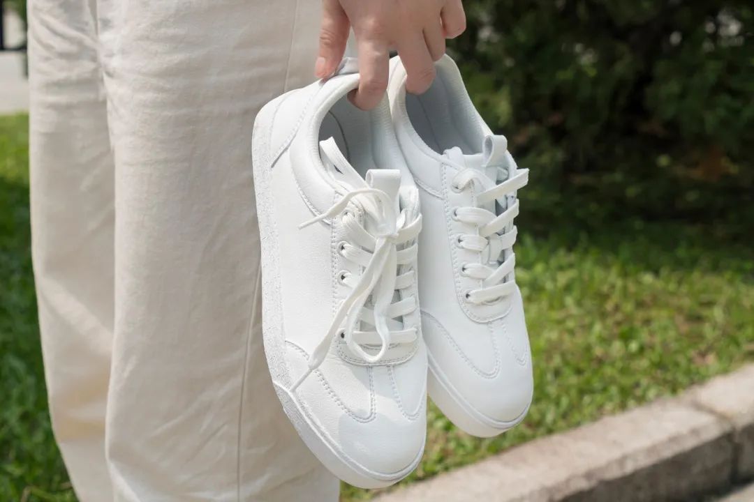 百年老牌的小白鞋,英国小白鞋免鞋带