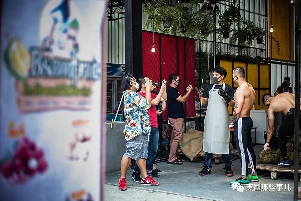 泰国健身教练赤膊卖榴莲走红,泰国健身教练榴莲