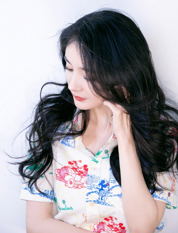 杨幂穿涂鸦短裙现身李佳琦直播间,杨幂来李佳琦到直播间状态如何