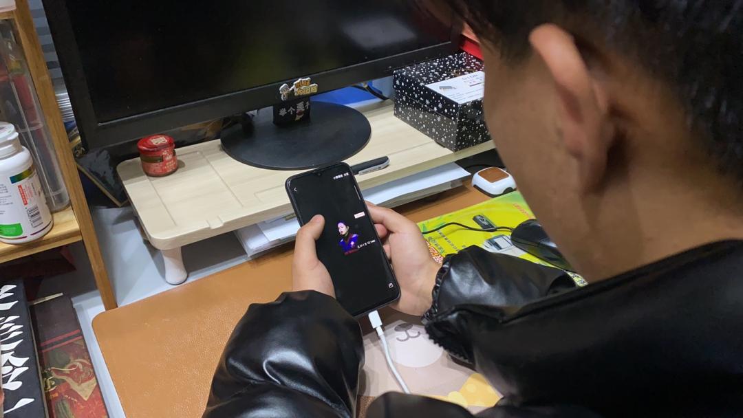 空无一人的台下，57万人流泪聆听~“逆行与坚守，甘孜战疫故事”温暖“云”讲述