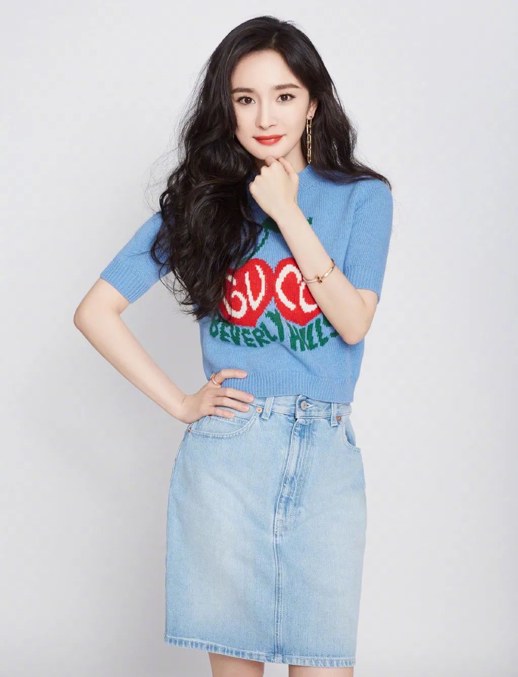 杨幂首次直播喜提五个热搜,杨幂新闻最新消息视频直播