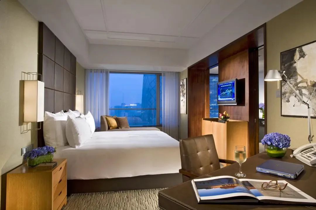 不热不堵人不多,城中开房度假难道不够爽吗?丨寻味