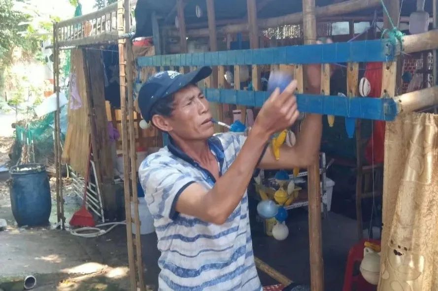 在海边捡回废旧边角料，他竟在涠洲岛搭出一间“疍家棚”！
