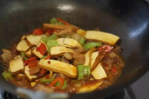 肉丁豆干炒酱家常做法,豆瓣豆干炒肉的做法