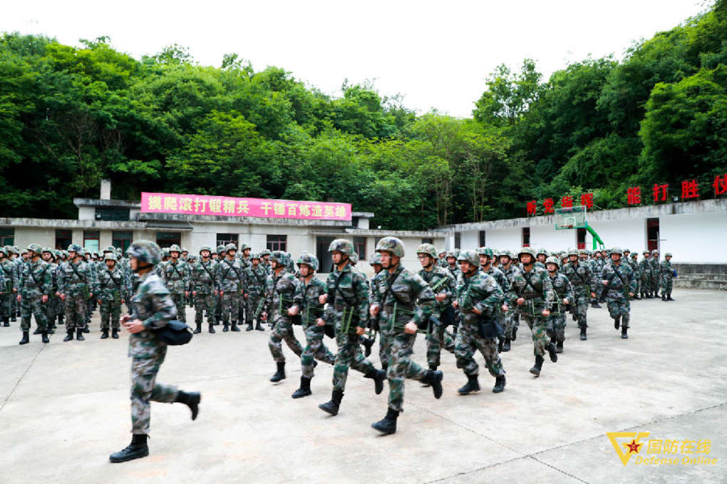 紧张刺激的感觉,别紧张第一视角体验手榴弹实投