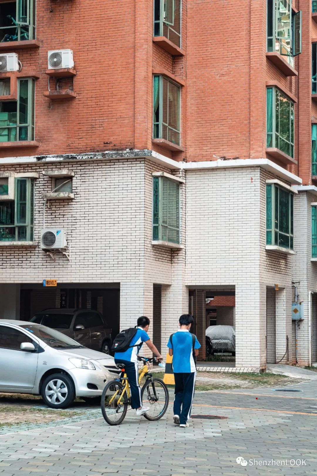 look这是什么牌子的包包,严浩翔说look这是tnt什么舞台