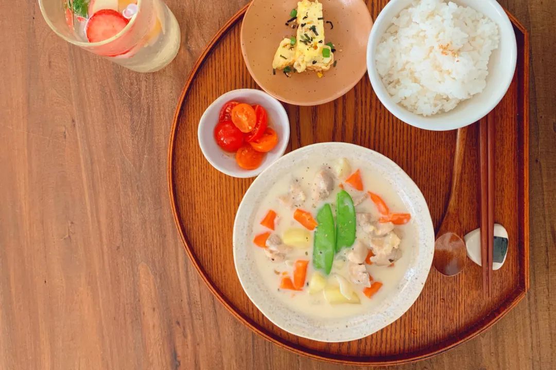 开门就排队的茶饮店,开门就排队的烧烤大鹏