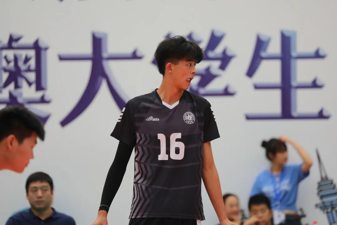 尼龙校草｜你的夏日运动场，就差这位复旦排球队帅哥朱启航了