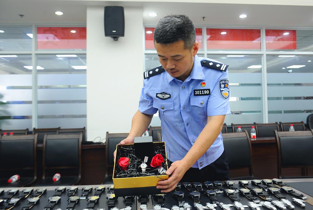 重庆警方破获一起售假案,卖假表牟利