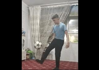 鐤儏闃村奖绗肩僵涓嬬殑瓒崇悆,鐤儏瓒崇悆