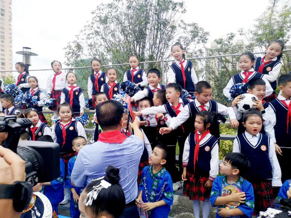 “六一”儿童节，市委书记王建忠与孩子们跳起了民族舞