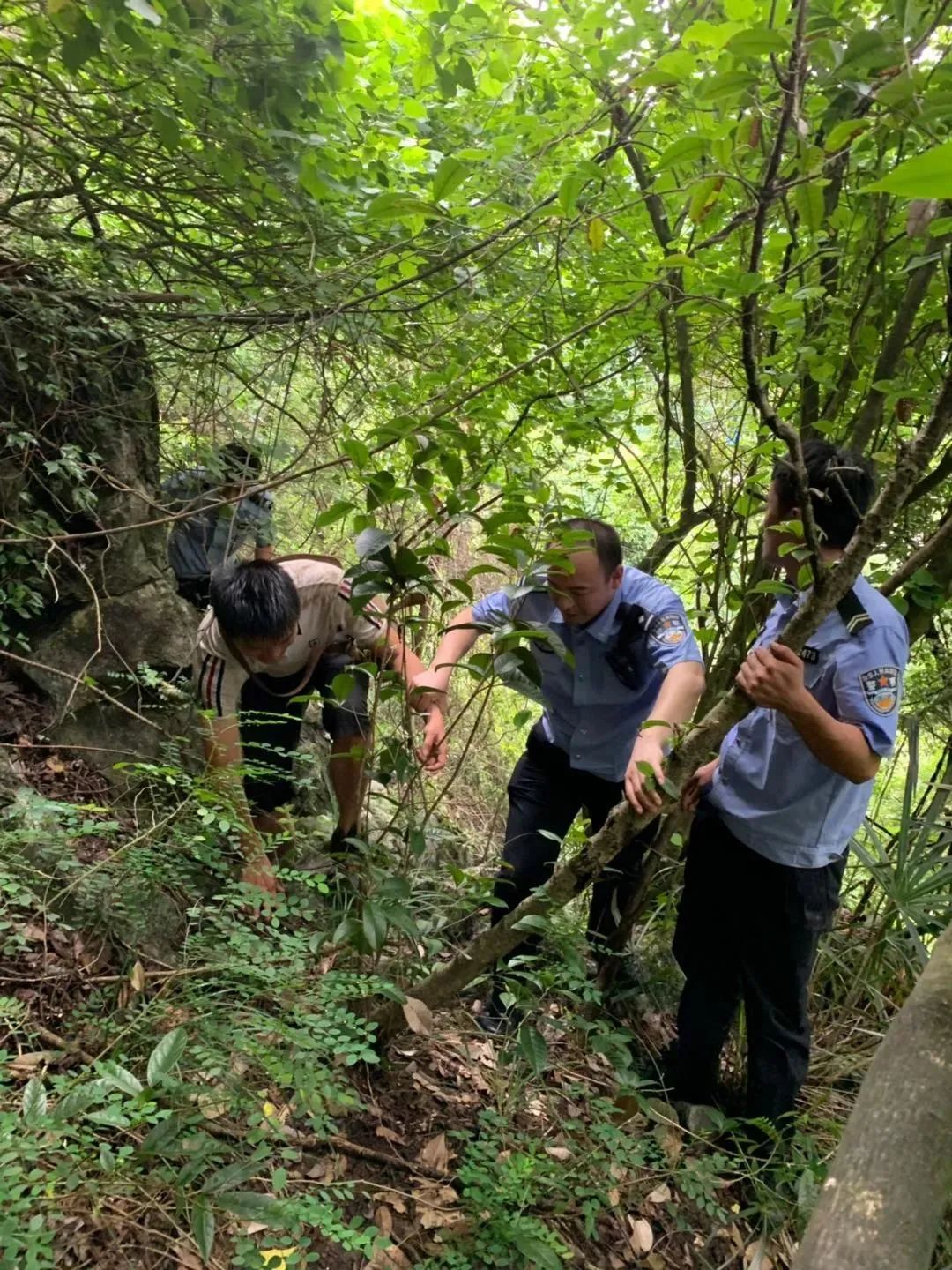 【转】“驴友”为“色”所迷！被困阳朔碧莲峰，赶紧拨打110求救