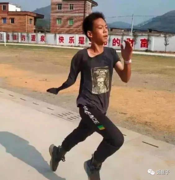 易建联和库里视频,易建联评价独臂少年回应库里