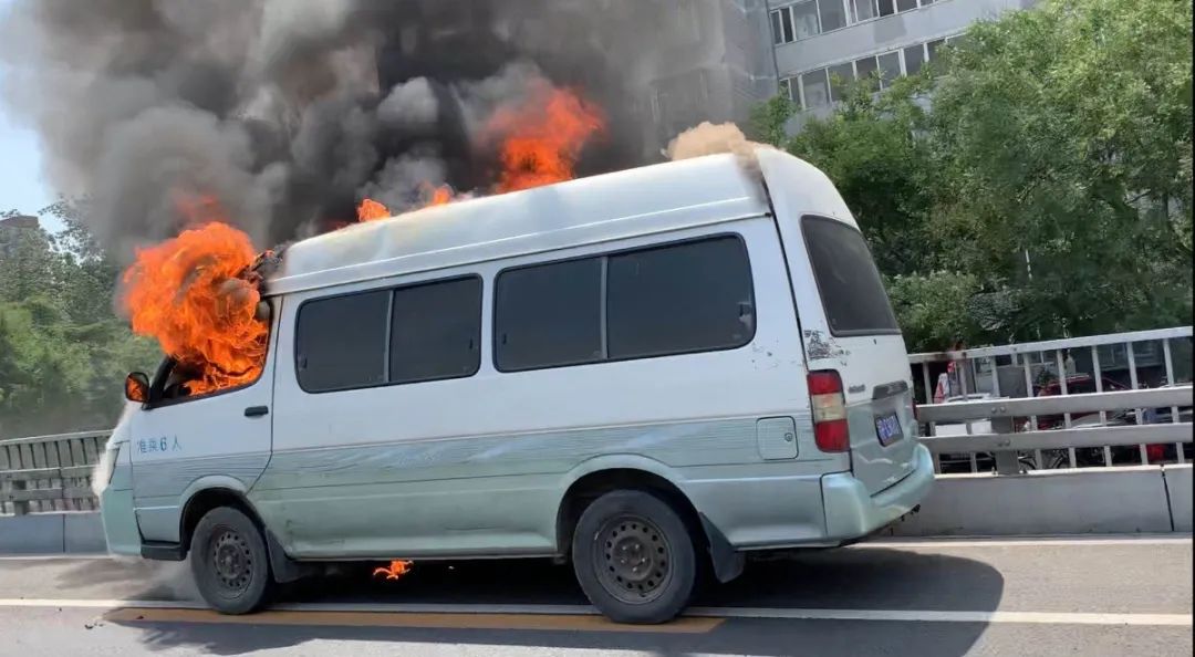 一辆轿车突然燃起熊熊大火,金杯车起火原因