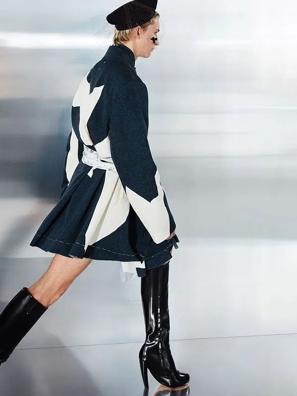 周雨彤泪沟神器,周雨彤的泪沟神器