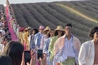 周雨彤泪沟神器,周雨彤的泪沟神器