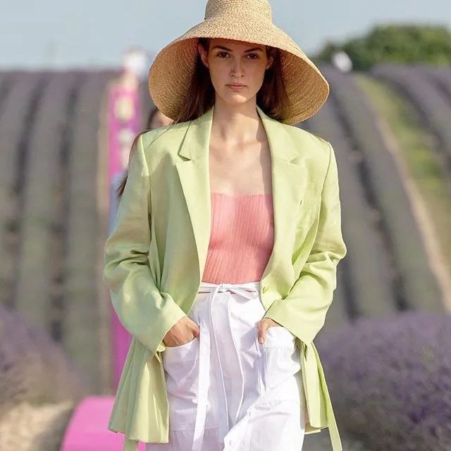 周雨彤泪沟神器,周雨彤的泪沟神器