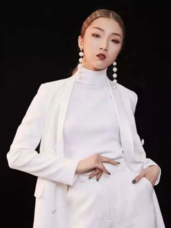 开完双眼皮为什么要往上看,开过的双眼皮可以再埋线吗