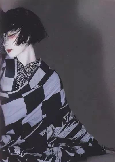 如辉夜姬下凡的鬼魅东瀛美人，逆转一代人的时尚审美