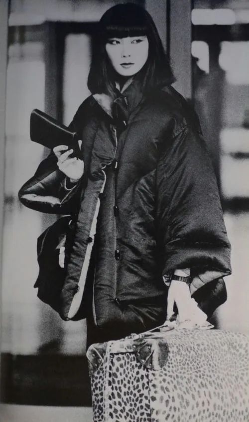 如辉夜姬下凡的鬼魅东瀛美人，逆转一代人的时尚审美