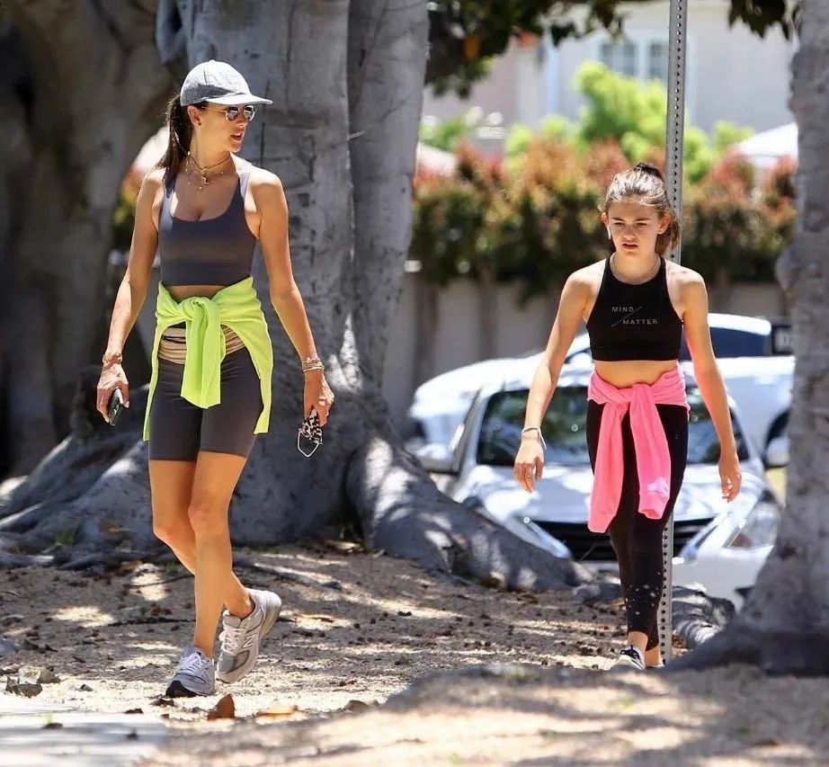 戚薇杨颖撞衫,戚薇撞衫江疏影